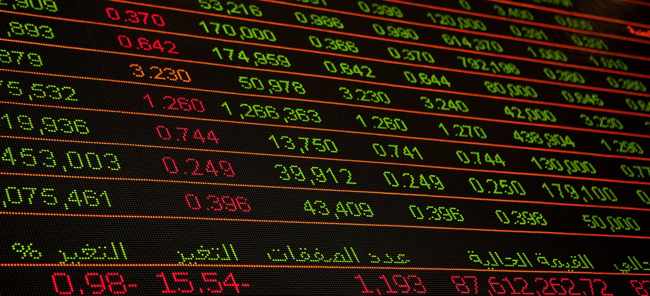 Evaluating the Role of Analytics in Crypto Trading Strategies